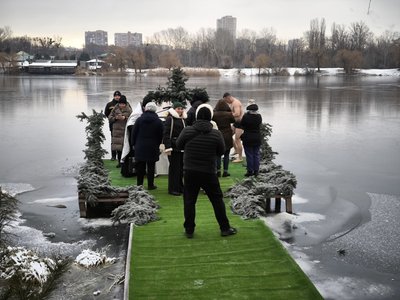 Жителі Харкова купаються на Водохреще 6 січня 2025 року Жителі Харкова купаються на Водохреще 6 січня 2025 року