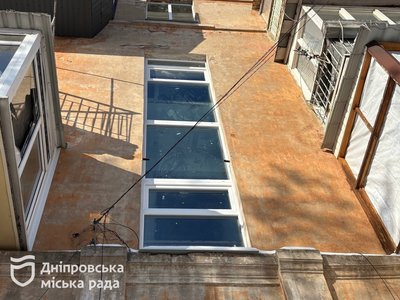 Відновили покрівлю та замінили вікна. У Дніпрі провели ремонті роботи у багатоповерхівці, в яку влучив "шахед" Відновили покрівлю та замінили вікна. У Дніпрі провели ремонті роботи у багатоповерхівці, в яку влучив "шахед"