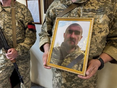 У Полтаві попрощались із чотирма воїнами, які полягли, обороняючи Україну У Полтаві попрощались із чотирма воїнами, які полягли, обороняючи Україну