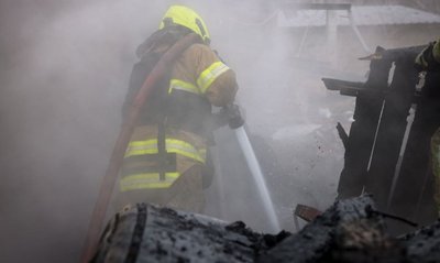 Рятувальник гасить пожежу у Малій Рогані Рятувальник гасить пожежу у Малій Рогані