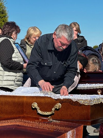 "Вони побігли допомагати людям". У Сумах попрощалися з вчителькою Мариною Чудесою та її мамою "Вони побігли допомагати людям". У Сумах попрощалися з вчителькою Мариною Чудесою та її мамою