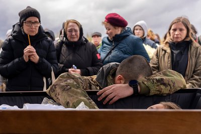 Побратим Маргарити Половінко, 31-річної української художниці та бійчині 3ОШБ, плаче біля її труни в Кривому Розі 11 квітня 2025 року Побратим Маргарити Половінко, 31-річної української художниці та бійчині 3ОШБ, плаче біля її труни в Кривому Розі 11 квітня 2025 року