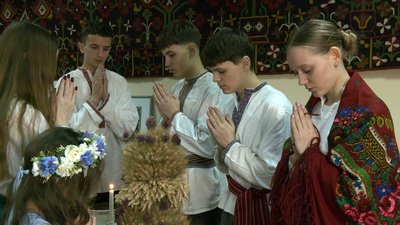 Відтворюють українські традиції: молодіжний фольклорний клуб із Вінниччини підготував виставу до Різдва Відтворюють українські традиції: молодіжний фольклорний клуб із Вінниччини підготував виставу до Різдва