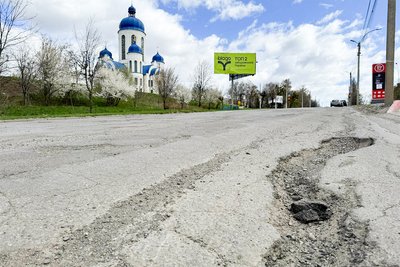 Стан дороги біля церкви на вулиці Південно-Кільцевій у Чернівцях Стан дороги біля церкви на вулиці Південно-Кільцевій у Чернівцях