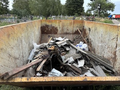 У Чугуєві вивозять сміття після прибирання місця влучання дронів У Чугуєві вивозять сміття після прибирання місця влучання дронів