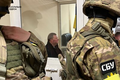 Буде сидіти під вартою Буде сидіти під вартою