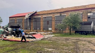 У громаді на Кіровоградщині внаслідок буревію пошкоджене сільгосппідприємство та будинки У громаді на Кіровоградщині внаслідок буревію пошкоджене сільгосппідприємство та будинки