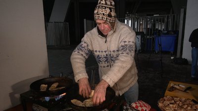 "Ми — з вами". Волонтери з Нідерландів готують млинці для переселенців на Львівщині "Ми — з вами". Волонтери з Нідерландів готують млинці для переселенців на Львівщині
