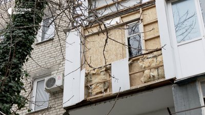Без світла, з тріщинами і вибитими вікнами: як жителі Пересипу оговтуються після атаки РФ Без світла, з тріщинами і вибитими вікнами: як жителі Пересипу оговтуються після атаки РФ