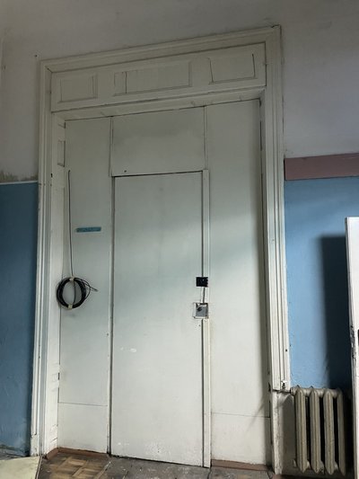 "Місто цього варте". У Чернівцях власники кафе відреставрували майже сторічні дерев'яні двері "Місто цього варте". У Чернівцях власники кафе відреставрували майже сторічні дерев'яні двері