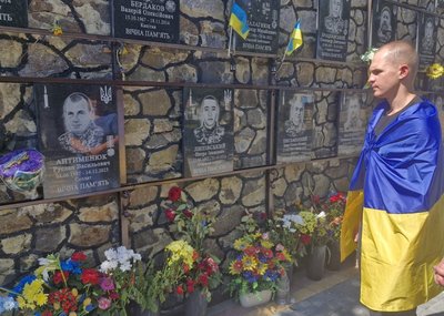 У селі на Вінниччині зустріли звільненого з полону Антона Чорного У селі на Вінниччині зустріли звільненого з полону Антона Чорного