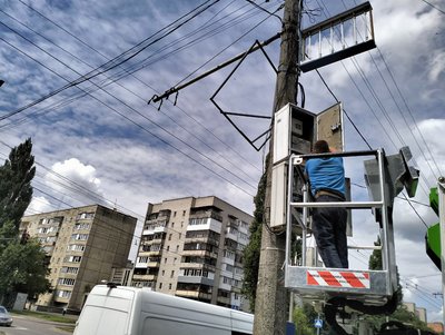 Ще один світлофор у Луцьку обладнали сонячними панелями