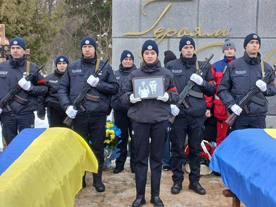 "Здавалося, смерть позаду, але...": у Шостці прощалися з подружжям, яке загинуло в кареті швидкої через удар РФ