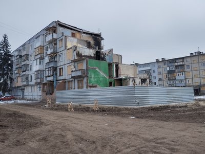 Зруйнований під'їзд будинку після ракетного обстрілу в Полтаві 1 лютого Зруйнований під'їзд будинку після ракетного обстрілу в Полтаві 1 лютого