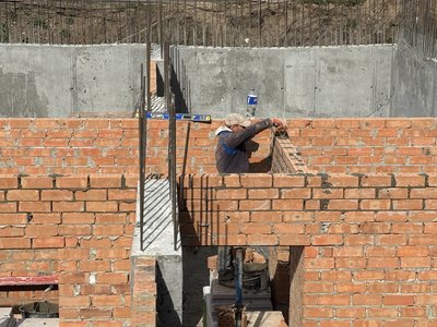 Будівельники будують підземну школу в Чугуєві Будівельники будують підземну школу в Чугуєві