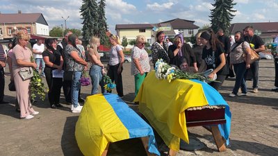 У Дубні на Рівненщині попрощалися з солдатом Миколою Гальчуком та бойовим медиком Сергієм Регрутом У Дубні на Рівненщині попрощалися з солдатом Миколою Гальчуком та бойовим медиком Сергієм Регрутом