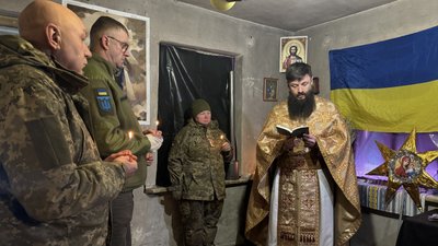 Військовослужбовці 111 бригади територіальної оборони під час різдвяної служби у каплиці Донецька область 24 грудня 2025 рік Військовослужбовці 111 бригади територіальної оборони під час різдвяної служби у каплиці Донецька область 24 грудня 2025 рік
