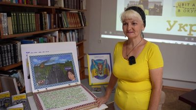 Херсонська майстриня презентувала вишиту книгу з поезіями Михайла Олійника Херсонська майстриня презентувала вишиту книгу з поезіями Михайла Олійника