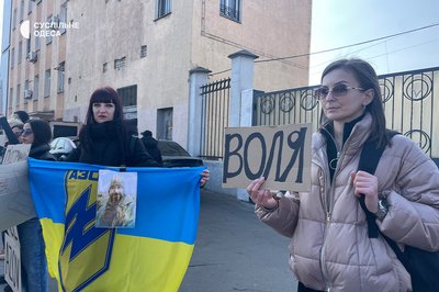 "Чекаємо обмінів": в Одесі відбулась мовчазна акція на підтримку військовополонених "Чекаємо обмінів": в Одесі відбулась мовчазна акція на підтримку військовополонених