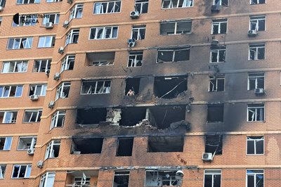 "Він наближався рівно до будинку": фото пошкодженої багатоповерхівки після атаки дронів на Одесу "Він наближався рівно до будинку": фото пошкодженої багатоповерхівки після атаки дронів на Одесу