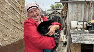 Галина тримає кролика Райгородок Донецька область 2 липня 2025 рік Галина тримає кролика Райгородок Донецька область 2 липня 2025 рік