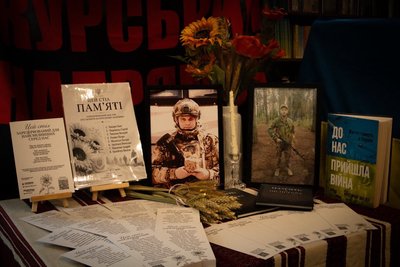 Стіл памʼяті організований родиною Олени за підтримки подруги доньки Стіл памʼяті організований родиною Олени за підтримки подруги доньки