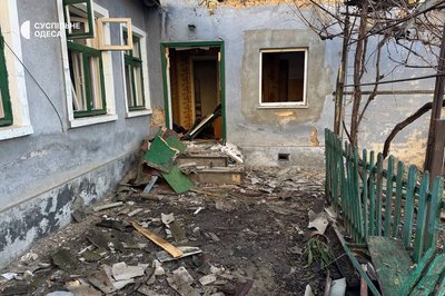 Розбиті вікна та потрощені будинки: фото наслідків російської атаки БпЛА по Одесі Розбиті вікна та потрощені будинки: фото наслідків російської атаки БпЛА по Одесі