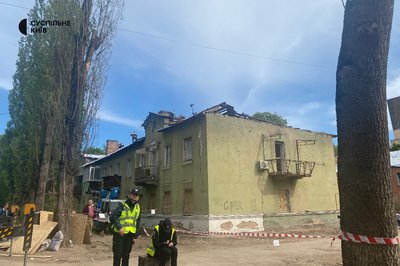 У Святошинському районі прибирають в пошкоджені квартири та замінюють вікна після атаки РФ У Святошинському районі прибирають в пошкоджені квартири та замінюють вікна після атаки РФ