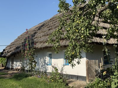 "Росіяни її зразу спалять, це ж – українське!" Подружжя з Покровська опікується 150-річною хатою-мазанкою поблизу фронту "Росіяни її зразу спалять, це ж – українське!" Подружжя з Покровська опікується 150-річною хатою-мазанкою поблизу фронту