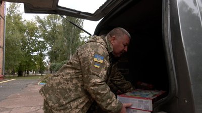 Смаколики та старлінки: черкаські школярі передали військовим допомогу Смаколики та старлінки: черкаські школярі передали військовим допомогу
