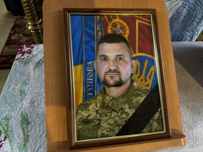 У Херсоні провели в останню путь загиблих бійців Вячеслава Алєксєєнка та Віктора Бистрякова У Херсоні провели в останню путь загиблих бійців Вячеслава Алєксєєнка та Віктора Бистрякова