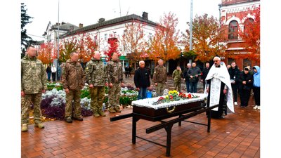 Похорон військових на Чернігівщині: попрощалися з двома військовослужбовцями Похорон військових на Чернігівщині: попрощалися з двома військовослужбовцями