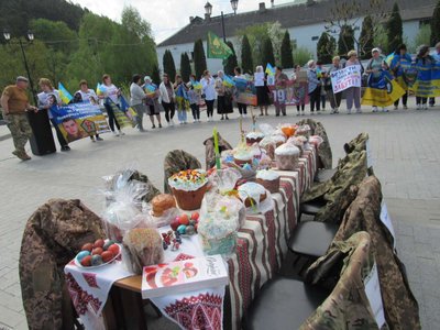 акція підтримки, військові, військовополонені, люди з плакатами, кременець