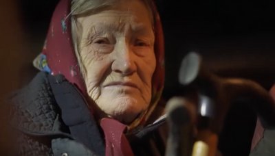 "Бабуся, сідай!". Пенсіонерку із Донеччини евакуювали із прифронтового села наземним роботом "Бабуся, сідай!". Пенсіонерку із Донеччини евакуювали із прифронтового села наземним роботом