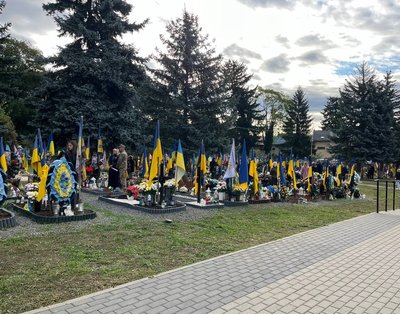 В Ужгороді вшанували пам’ять полеглих захисників і захисниць України В Ужгороді вшанували пам’ять полеглих захисників і захисниць України