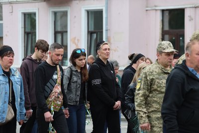 В Умані на Черкащині провели в останню путь загиблого на Курщині солдата В Умані на Черкащині провели в останню путь загиблого на Курщині солдата
