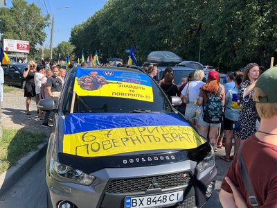 До автопробігу долучались рідні зниклих чи полонених захисників, а також небайдужі люди До автопробігу долучались рідні зниклих чи полонених захисників, а також небайдужі люди