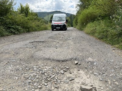 До пацієнтів дістаються всюдиходами або пішки: як працюють бригади швидкої допомоги у гірських селах Закарпаття До пацієнтів дістаються всюдиходами або пішки: як працюють бригади швидкої допомоги у гірських селах Закарпаття