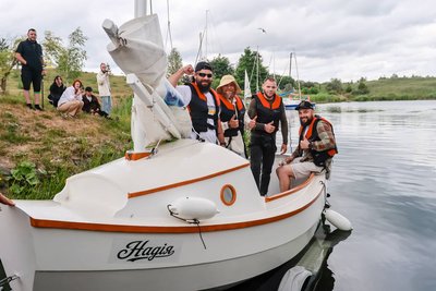 Пацієнти Центру "Unbroken" вперше спустили на воду яхту, яку збудували під час реабілітації Пацієнти Центру "Unbroken" вперше спустили на воду яхту, яку збудували під час реабілітації