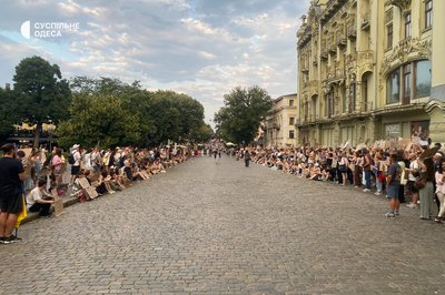 "Я дуже не люблю бути непочутою": в Одесі другий день поспіль відбувається акція проти відставки Михайла Федорова "Я дуже не люблю бути непочутою": в Одесі другий день поспіль відбувається акція проти відставки Михайла Федорова
