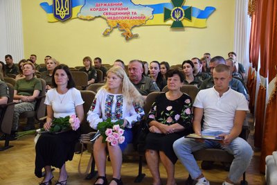 Родині загиблого на війні прикордонника з Волині вручили його посмертні нагороди Родині загиблого на війні прикордонника з Волині вручили його посмертні нагороди