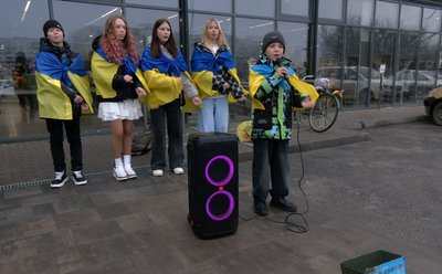 Волонтери з Черкащини вуличними співами зібрали 800 тисяч гривень для армії Волонтери з Черкащини вуличними співами зібрали 800 тисяч гривень для армії