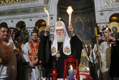 Предстоятель Української православної церкви Київського патріархату Філарет роздає "благодатний вогонь" парафіянам у Володимирському соборі у Києві, 11 квітня 2015 року Предстоятель Української православної церкви Київського патріархату Філарет роздає "благодатний вогонь" парафіянам у Володимирському соборі у Києві, 11 квітня 2015 року
