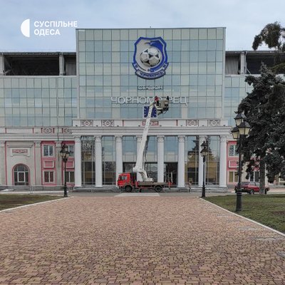 На фасаді одеського стадіону "Чорноморець" змінюють назву На фасаді одеського стадіону "Чорноморець" змінюють назву