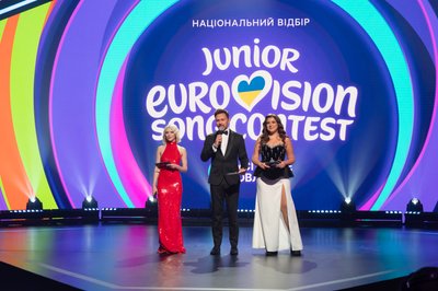 Ведучі Нацвідбору на Дитяче Євробачення 2025 року: Маша Кондратенко, Тимур Мірошниченко та Анна Тульєва Ведучі Нацвідбору на Дитяче Євробачення 2025 року: Маша Кондратенко, Тимур Мірошниченко та Анна Тульєва