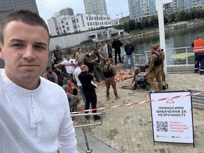 У столиці прибирають бетонну стіну, яка перекривала доступ до набережної Дніпра У столиці прибирають бетонну стіну, яка перекривала доступ до набережної Дніпра