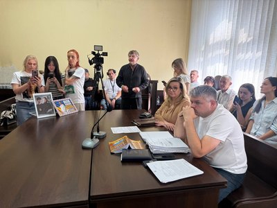 Зліва — група підтримки Зінченка, справа — Наталія Романик та Дмитро Петльований. Зліва — група підтримки Зінченка, справа — Наталія Романик та Дмитро Петльований.