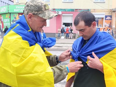 52-річного Володимира Дениса та 32-річного Володимира Коваля, котрі були звільнені з полону, зустріли у Ярмолинцях, 28 червня 2025 року, Хмельниччина