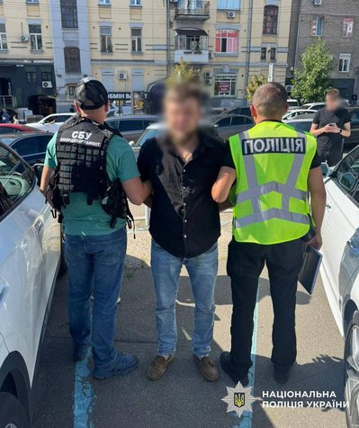 Обіцяв призовнику виїзд із України за $15 тисяч: у Києві затримали підозрюваного Обіцяв призовнику виїзд із України за $15 тисяч: у Києві затримали підозрюваного