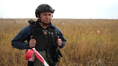 "Знищуємо на місті". Розмінування полів на Донеччині: як швидко можуть працювати сапери ДСНС "Знищуємо на місті". Розмінування полів на Донеччині: як швидко можуть працювати сапери ДСНС
